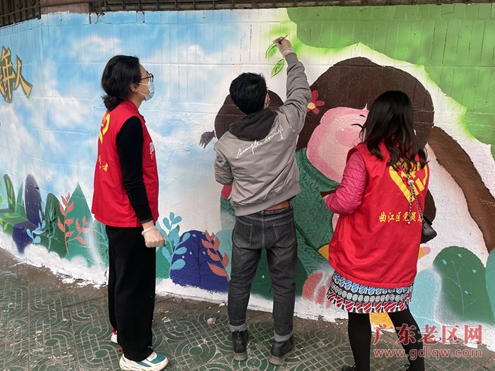 3、城东幼儿园楼下彩绘中.jpg