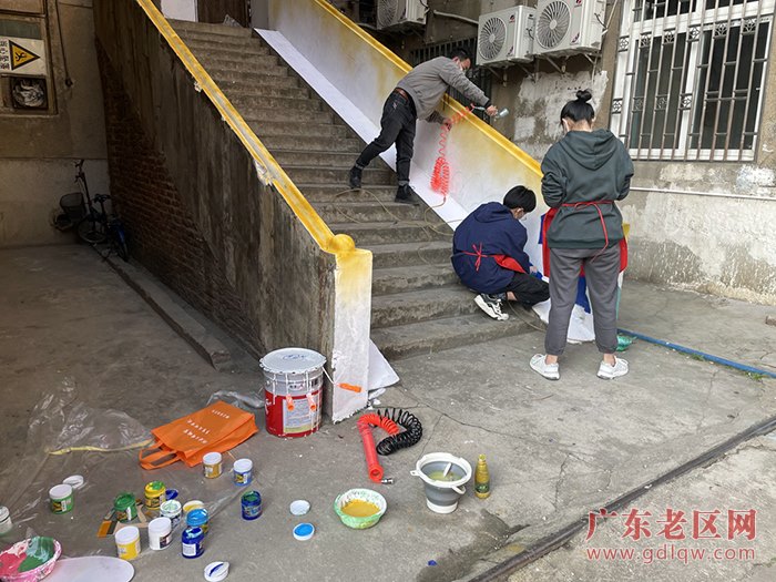 5、社区新时代文明实践站周边彩绘中.jpg