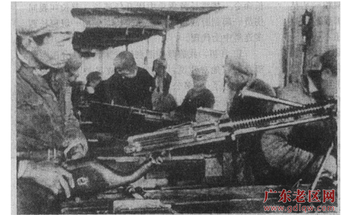 6、延安兵工厂工人修理机枪.png
