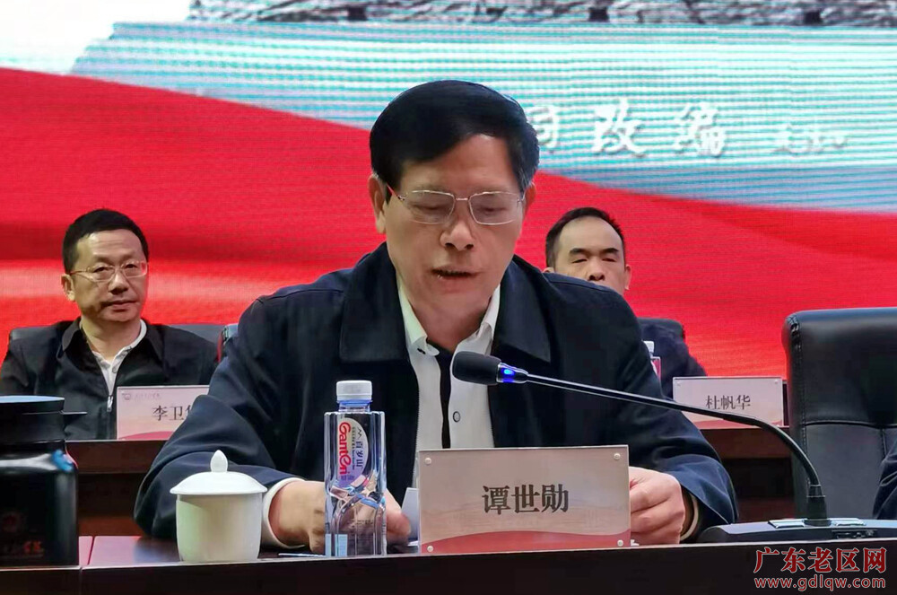 9省老促会副会长谭世勋宣读表彰决定.jpg