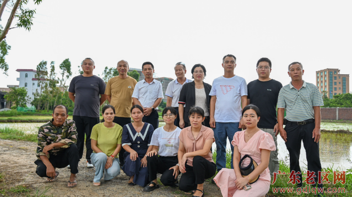 图为茂名市沃庄生物科技有限公司科技团队成员在老区海坡村盐碱试验地合影留念.jpg