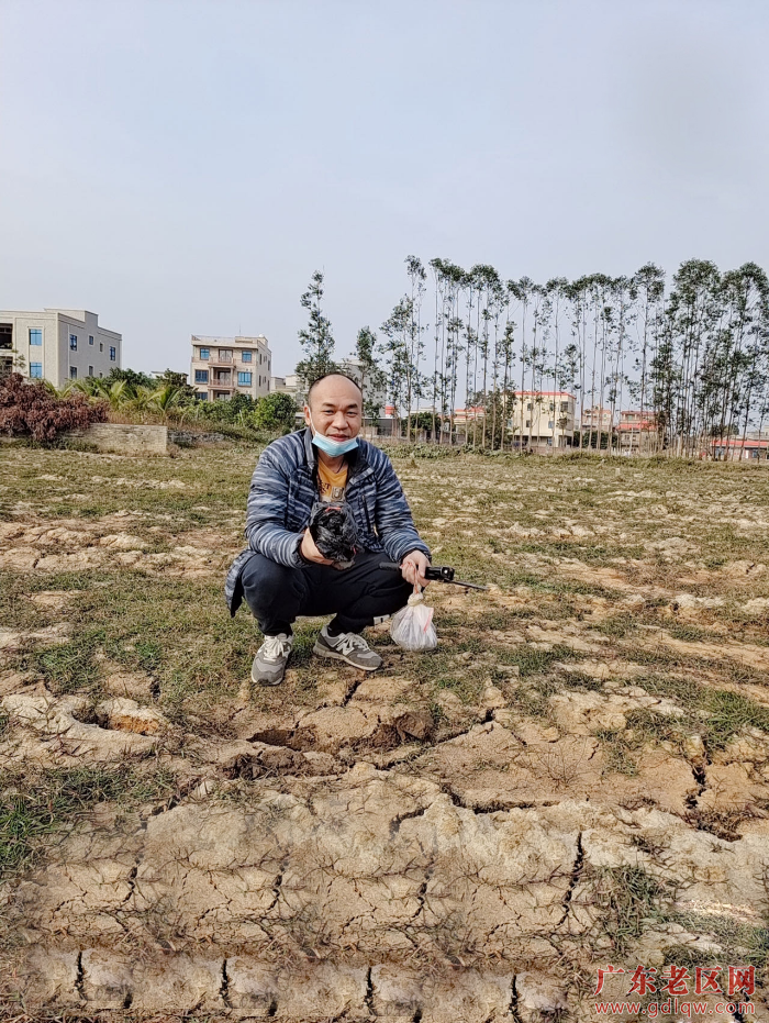 图为茂名市沃庄生物科技有限公司技术员李剑云在电白区岭门镇老区海坡村撂荒30多年的盐碱地调研考察.jpg