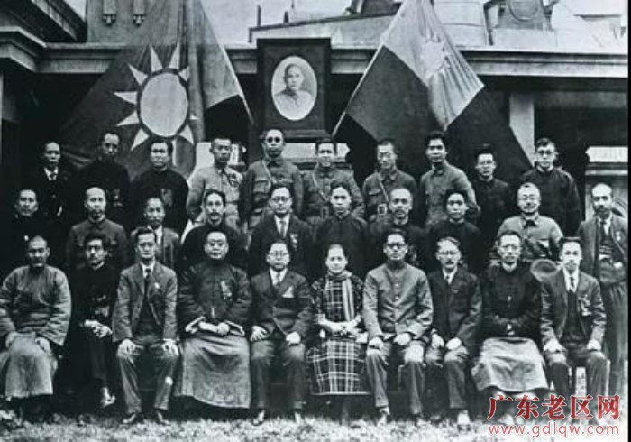 许甦魂（后排右二）与毛泽东、林伯渠（第二排右三、右二）、吴玉章（前排右一）等参加国民党二届三中全会合影.png