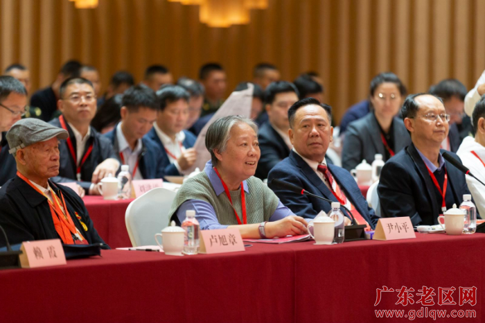图说：“两纵”老战士和东纵后人代表热议东江纵队的革命精神2.jpg