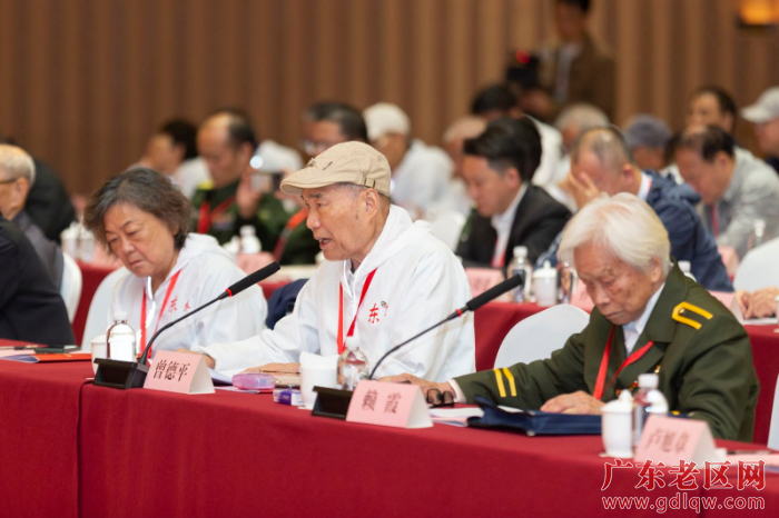 图说：“两纵”老战士和东纵后人代表热议东江纵队的革命精神1.jpg