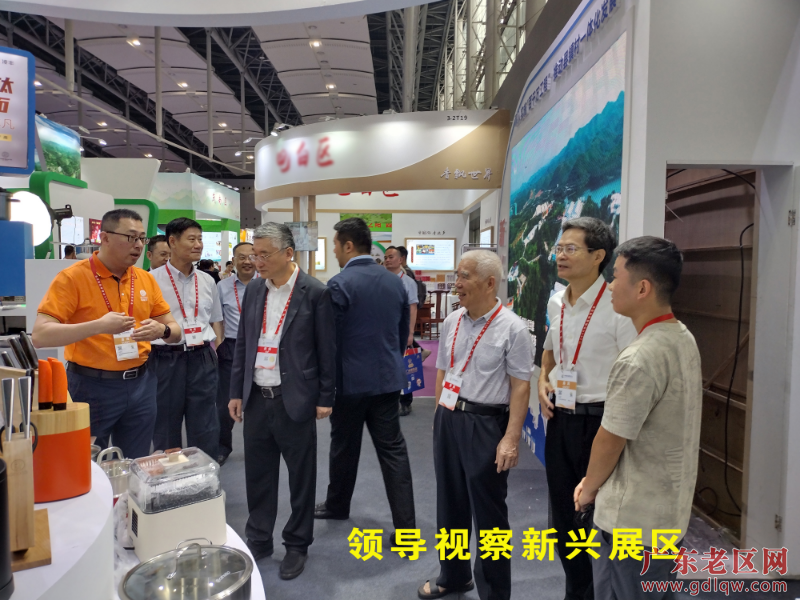 004领导视察新兴展区2.jpg