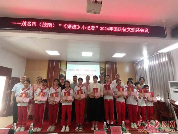2图为参与征文颁奖仪式的领导与获征文奖的小记者和指导老师合影留念.jpg