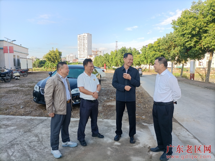 图为茂名市老促会会长罗明(右二)深入高州市调研红色历史展馆维护利用工作.jpg