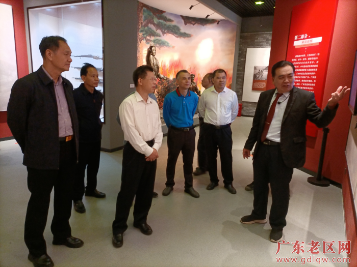 图为茂名市老促会领导参观高州市荷花镇红色历史陈列展馆.jpg