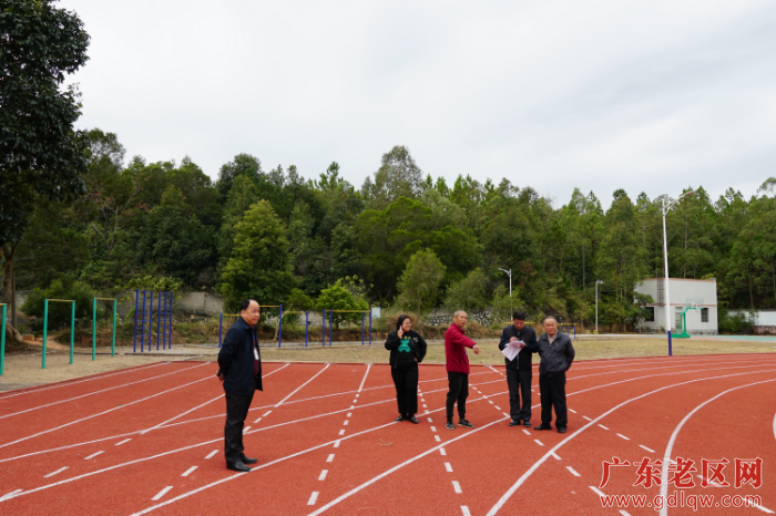 实地察看杏花中学运动场.JPG
