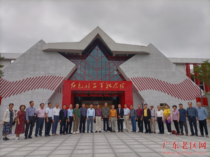 图为茂名市老促会深入琼海红色娘子军纪念馆考察学习并合影.jpg
