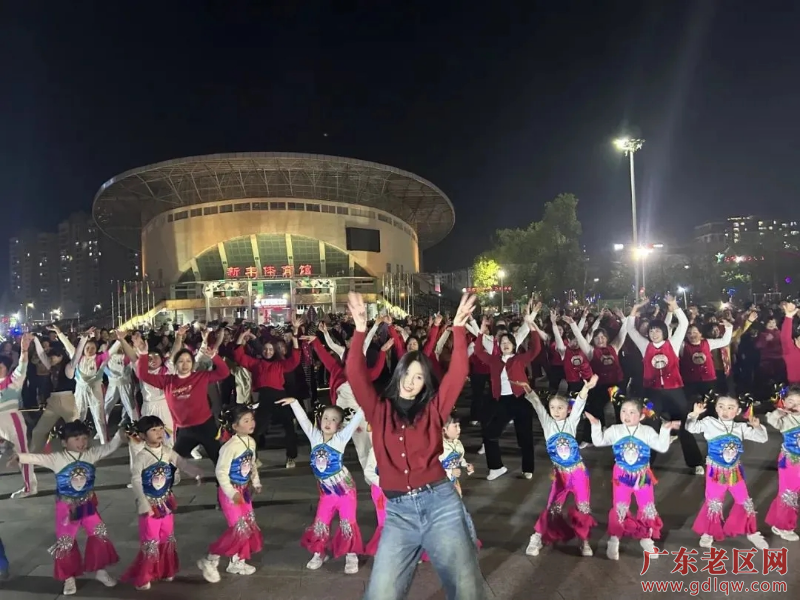 1月29日晚上，2025年喜迎新春舞动新丰快闪舞蹈嘉年华在该县文体广场拉开帷幕，开启新年新气象，为新丰老区的春节增添了一份别样的精彩。（潘俊才、新旅）1.jpg