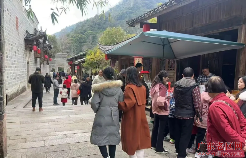 春节期间，各地游客畅游新丰云髻山 (2).jpg