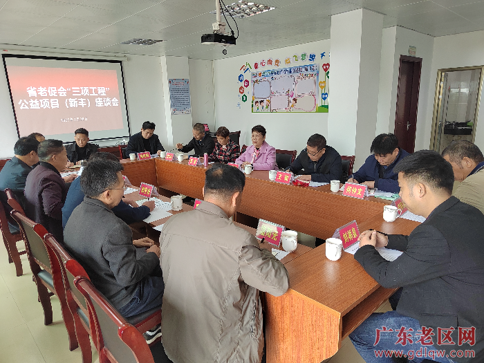 召开座谈会。潘俊才摄 (2).jpg