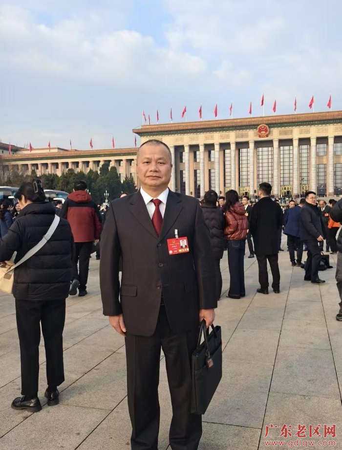 全国人大代表、广东宝丽华新能源股份有限公司董事长邹锦开.jpeg