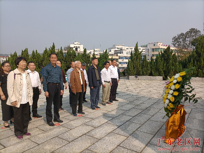 图为广东南路革命后代代表唐舒明(前右三)、唐波(前左一)等一行瞻仰高州革命烈士纪念碑.png