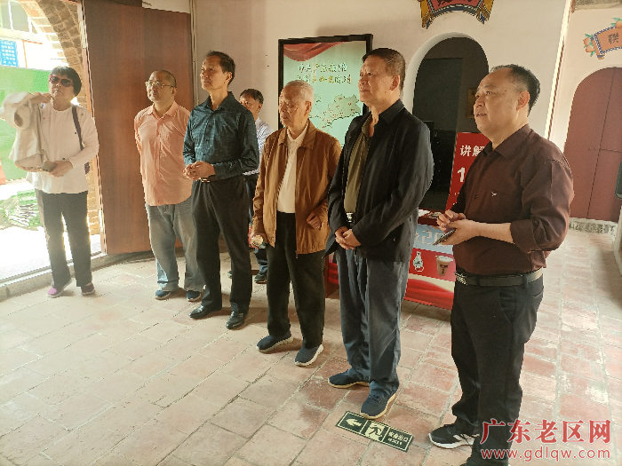 图为广东南路革命后代代表唐舒明(右二)、唐波(左一)等一行参观高州南路革命历史展馆.png