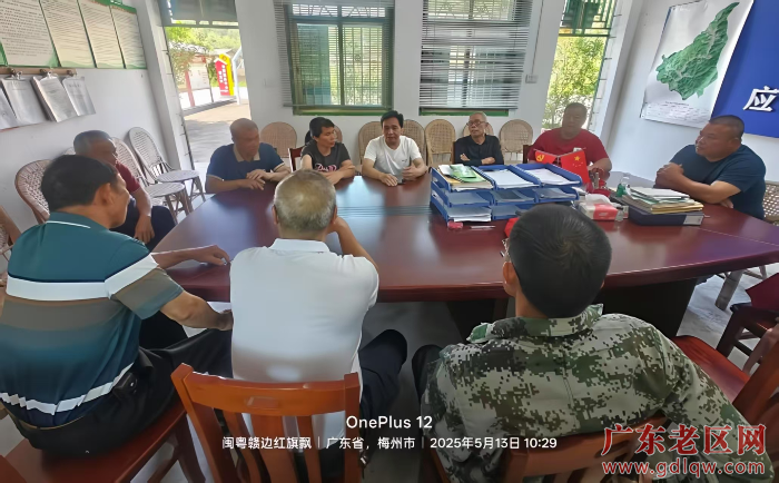 1 都康村等领导在荷玉村“两委”会进行亲密座谈交流。.png