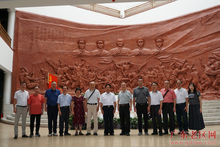 5参观龙州起义纪念馆时合照.jpg