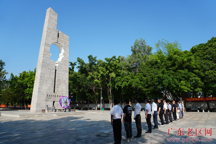 江门市（县）两级老促会到宁明县烈士陵园革命烈士纪念碑献上花圈，缅怀革命英烈，致敬英雄1.jpg