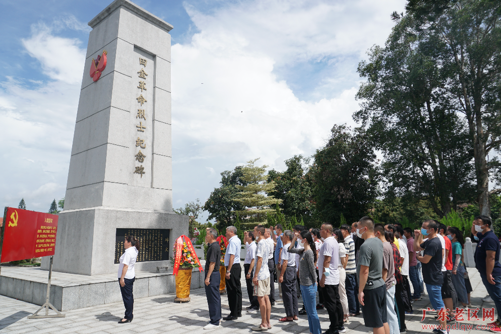 黄娴丽 2021年5月24日，江门市、新会区老促会会同新会区大泽镇、田金村举办党日活动。图为党员在田金革命烈士纪念碑前重温入党誓词。（黄娴丽，江门市老促会，07503350191）.jpg