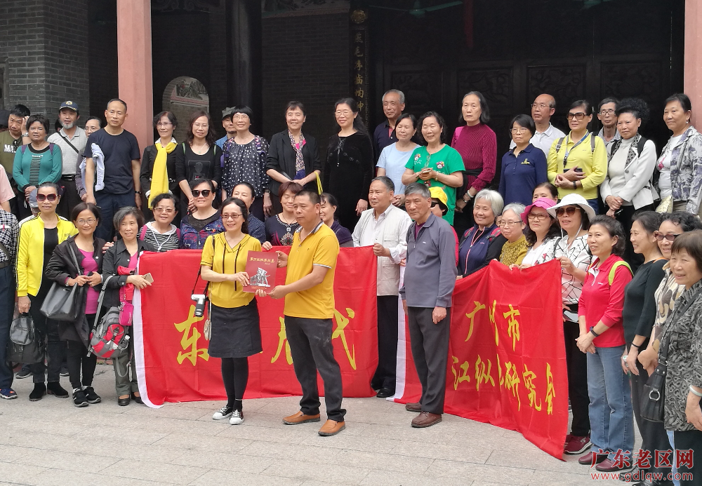 8.  广州增城区增江街江街大埔围村，是增城革命老区、爱国主义教育基地2019 东纵后代红色之旅  向老区赠送关于东江纵队的资料+王英.jpg